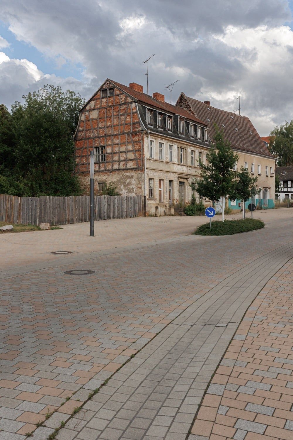 Abbildung: Concrete Confusion: Where Path Meets Road