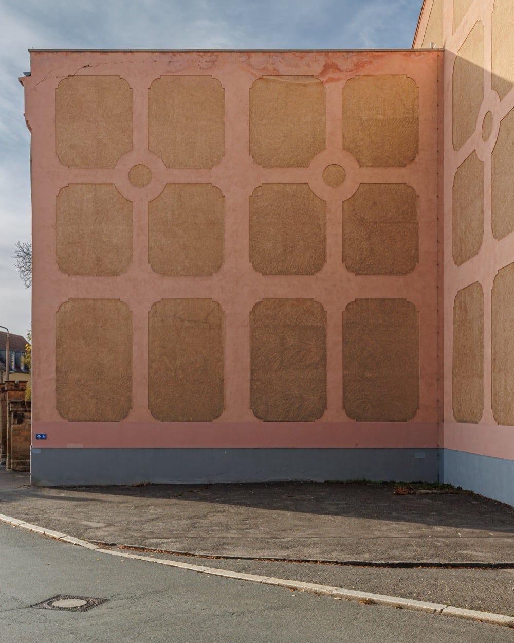 Abbildung: Architectural Amnesia: When Buildings Forget Their Windows